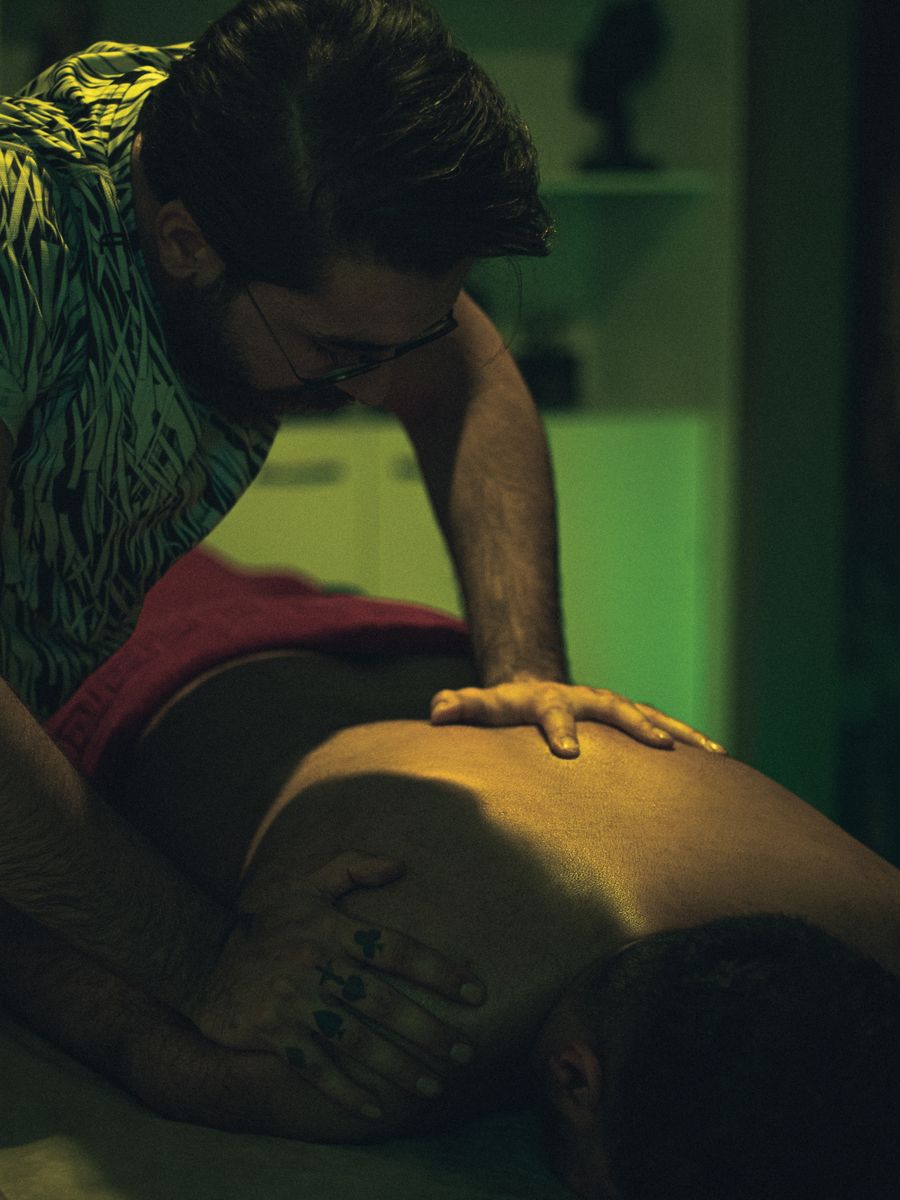 Massage du dos dans une pièce faiblement éclairée