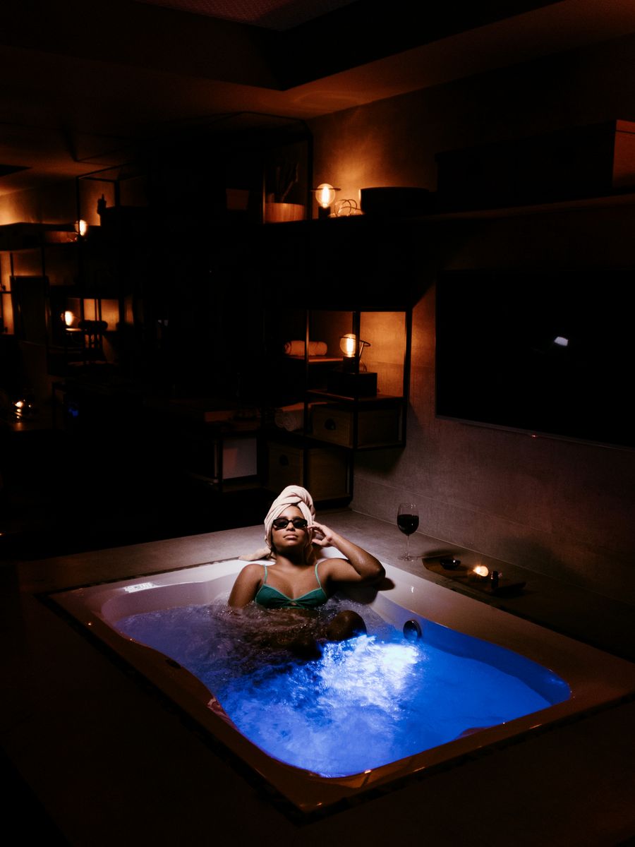 Bain aux chandelles dans un spa de luxe