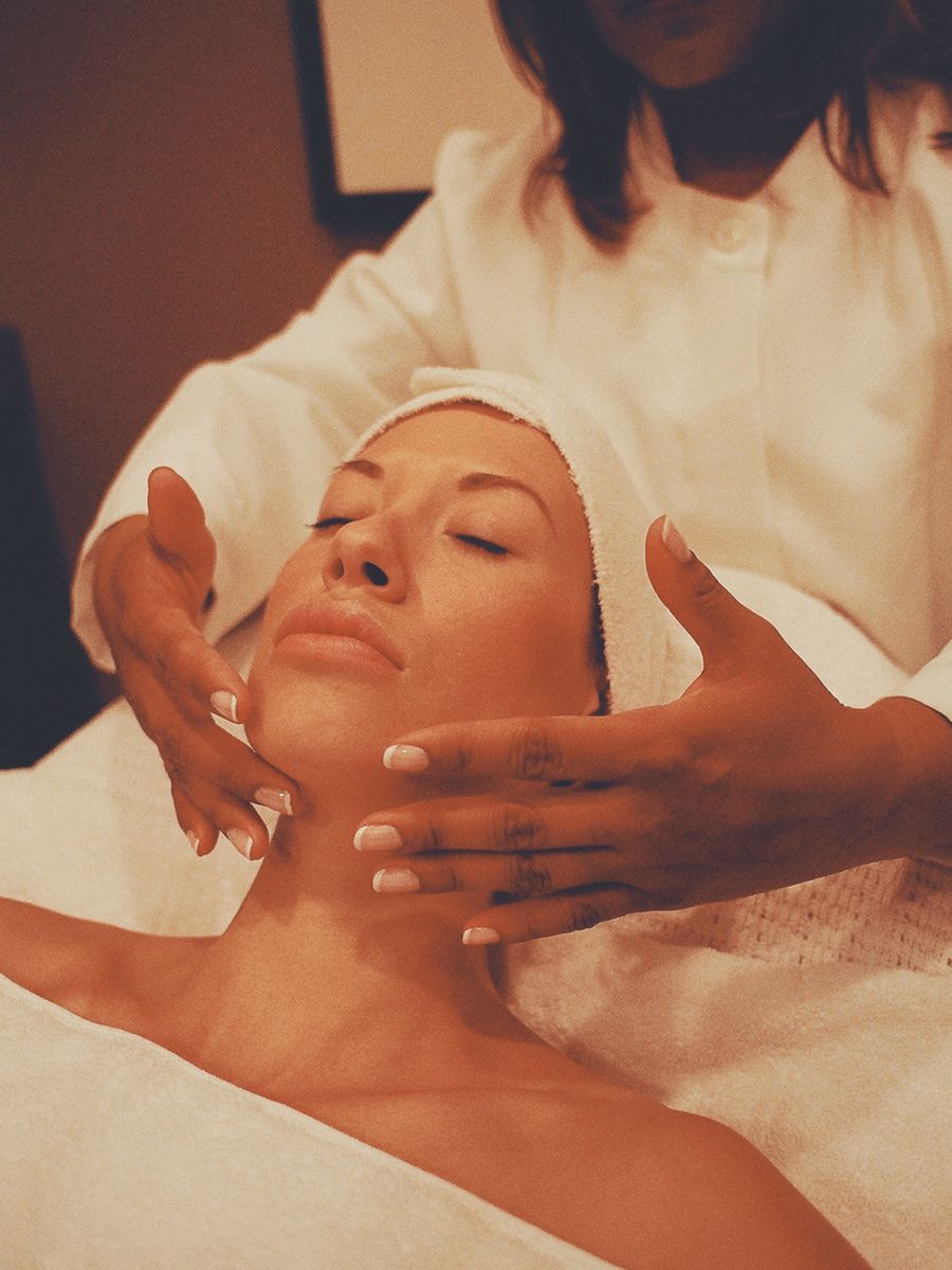 Massage du visage dans une ambiance chaleureuse